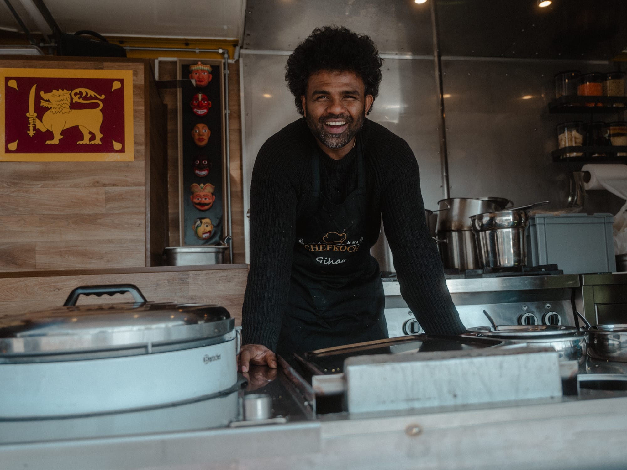 Chefkoch Gihan im Ceylon-Fusion-Foodtruck vor der sri-lankischen Flagge